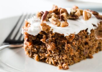 Bolo de cenoura e nozes