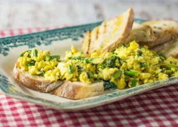 Ovos mexidos com espargos à moda do Alentejo