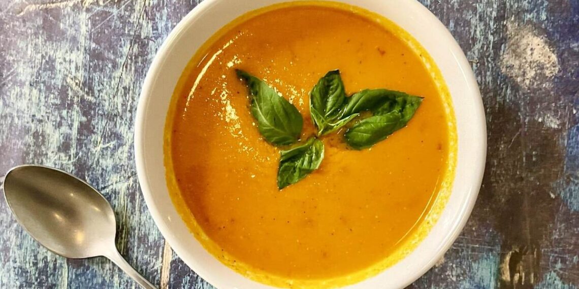 Sopa de tomate com hortelã