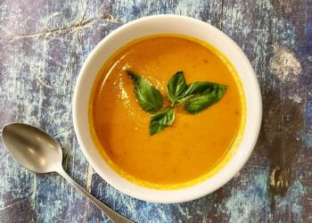 Sopa de tomate com hortelã