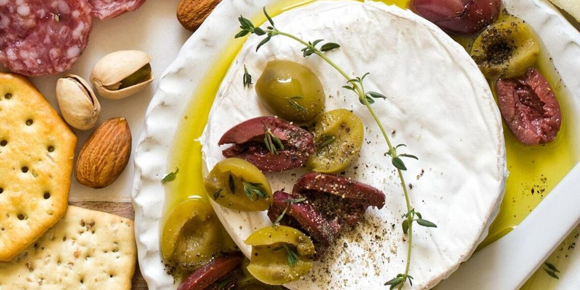 Queijo brie no forno com azeitonas