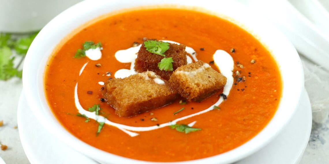 Sopa de tomate e courgette