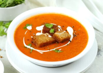 Sopa de tomate e courgette