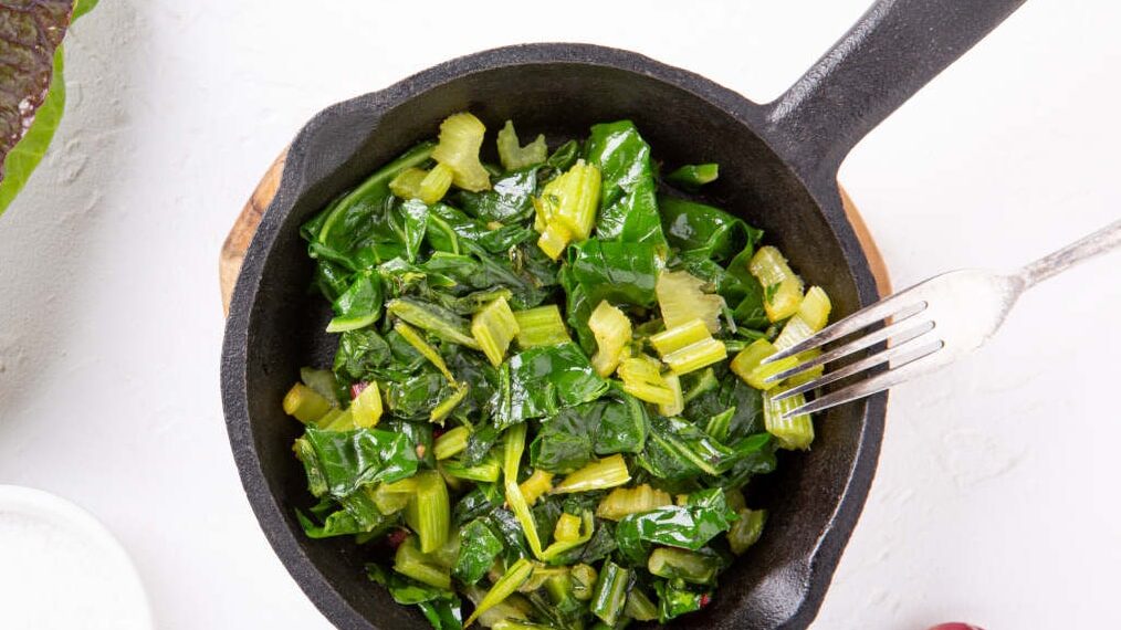 Acelgas salteadas com alho e azeite