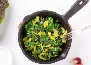 Acelgas salteadas com alho e azeite