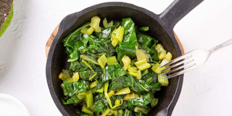 Acelgas salteadas com alho e azeite