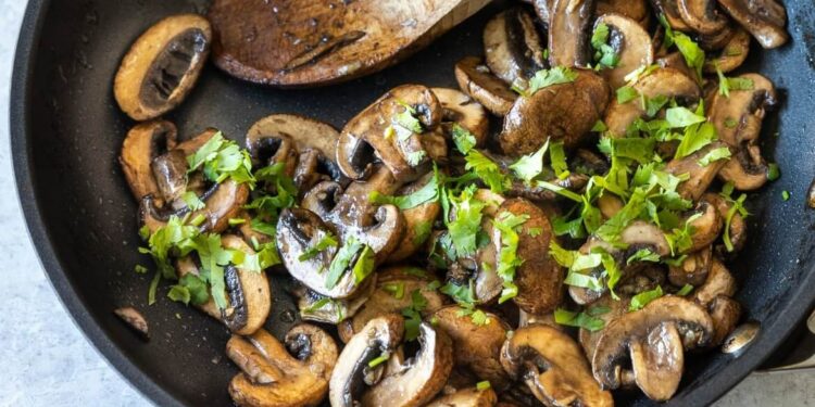 Cogumelos salteados com bacon