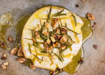 Queijo camembert no forno com mel e nozes