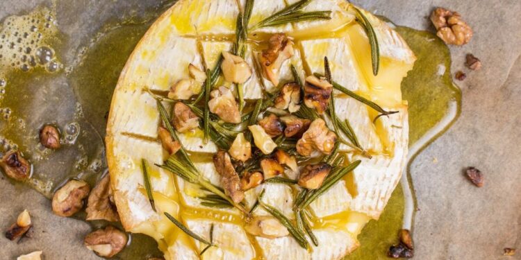 Queijo camembert no forno com mel e nozes