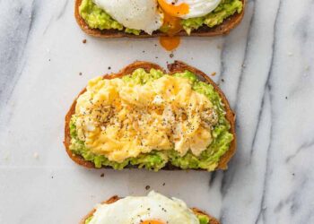 Tosta de abacate e ovo mexido