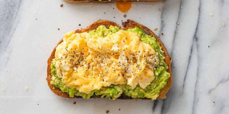 Tosta de abacate e ovo mexido
