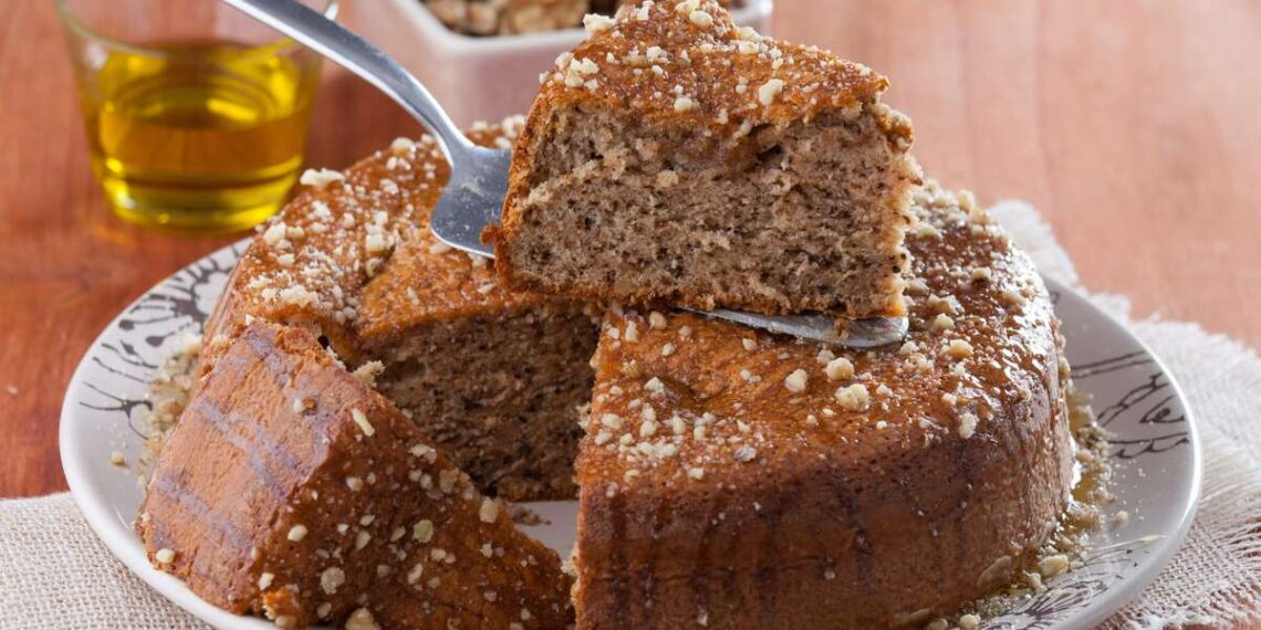 Bolo de noz e canela