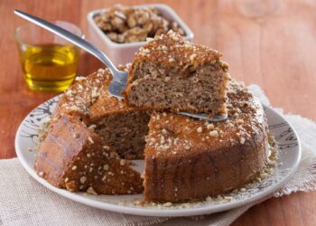 Bolo de noz e canela