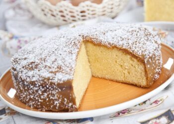 Bolo de coco e leite condensado