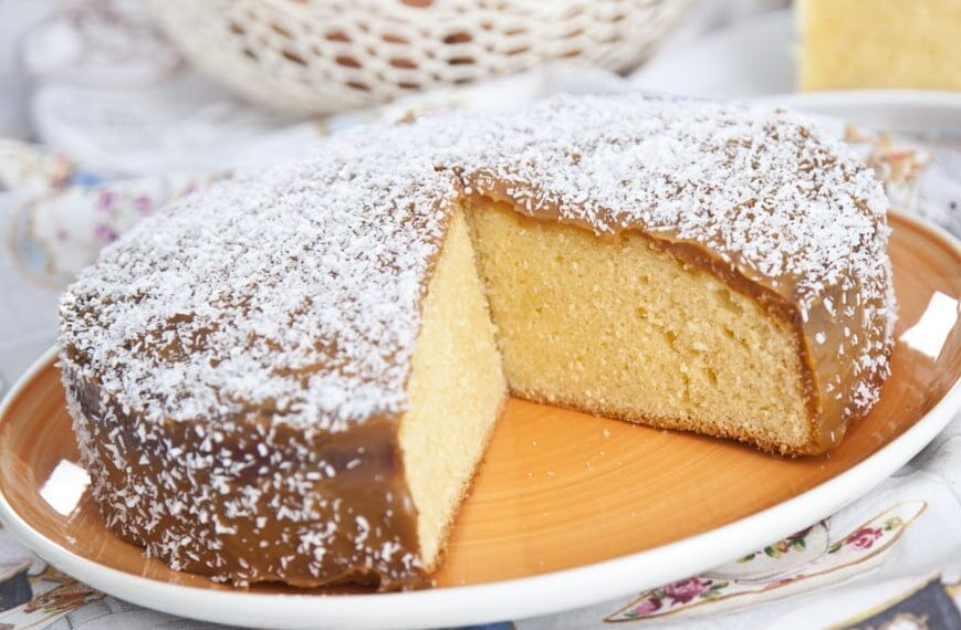 Bolo de coco e leite condensado