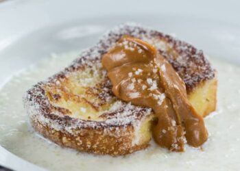 Rabanadas com manteiga de amendoim