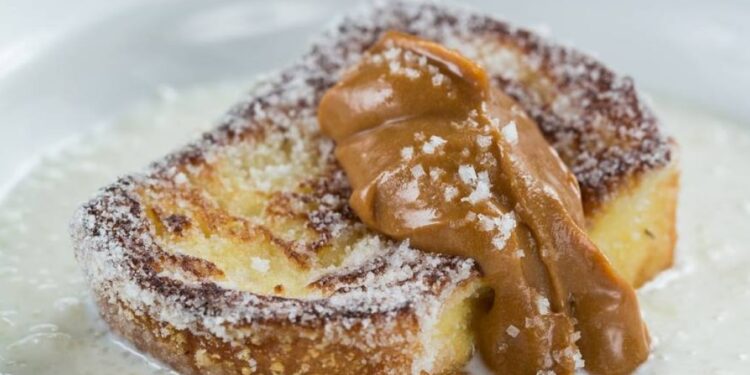 Rabanadas com manteiga de amendoim