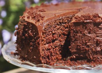 Bolo de cenoura e chocolate