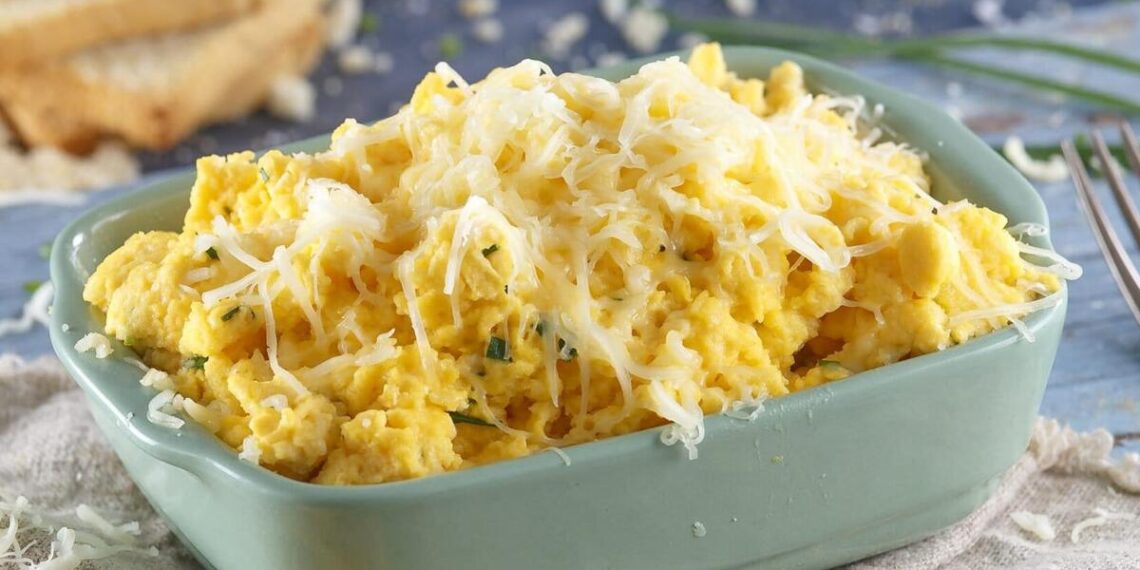 Ovos mexidos com queijo