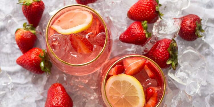 Sangria de espumante e frutos vermelhos