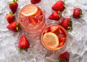 Sangria de espumante e frutos vermelhos