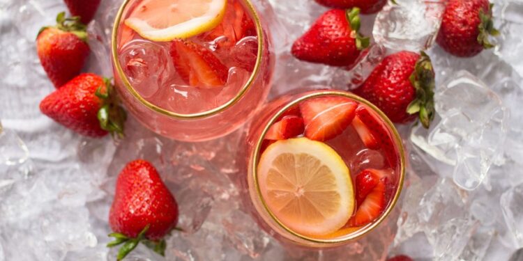 Sangria de espumante e frutos vermelhos