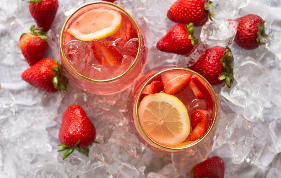 Sangria de espumante e frutos vermelhos