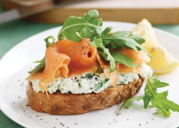Tostas de salmão fumado
