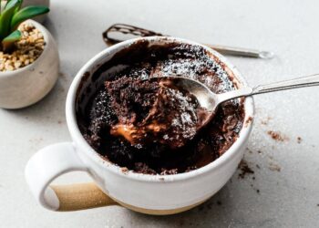 Bolo de caneca húmido e fofo