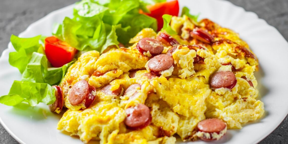 Ovos mexidos com salsicha