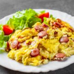 Ovos mexidos com salsicha