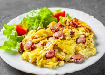 Ovos mexidos com salsicha