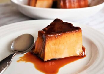 Pudim flan caseiro à moda antiga