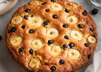 Bolo de banana e mirtilo fofinho