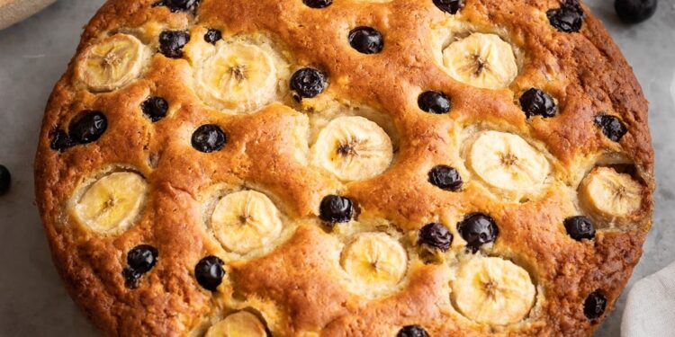 Bolo de banana e mirtilo fofinho