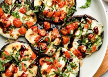 Cogumelos recheados com queijo e tomate