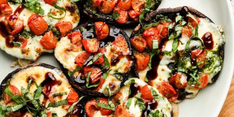 Cogumelos recheados com queijo e tomate