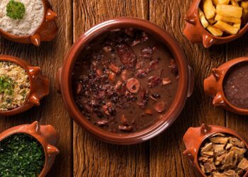 Carne de porco com feijão preto