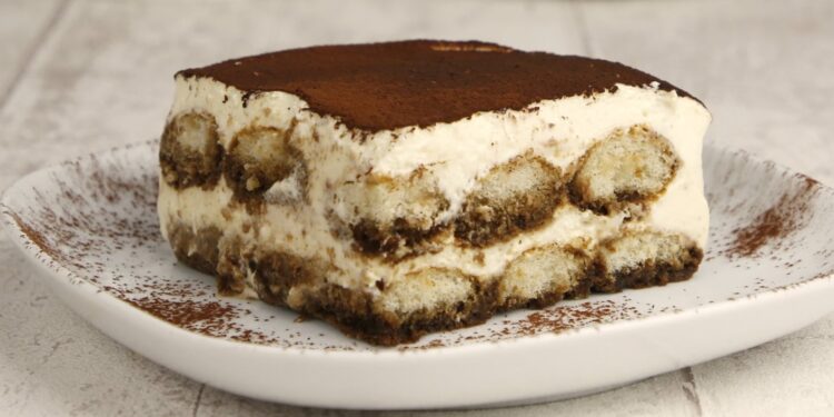 Semifrio com palitos de champanhe