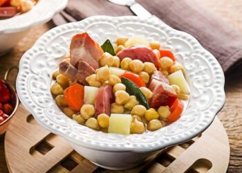 Chispe de porco com grão à moda antiga