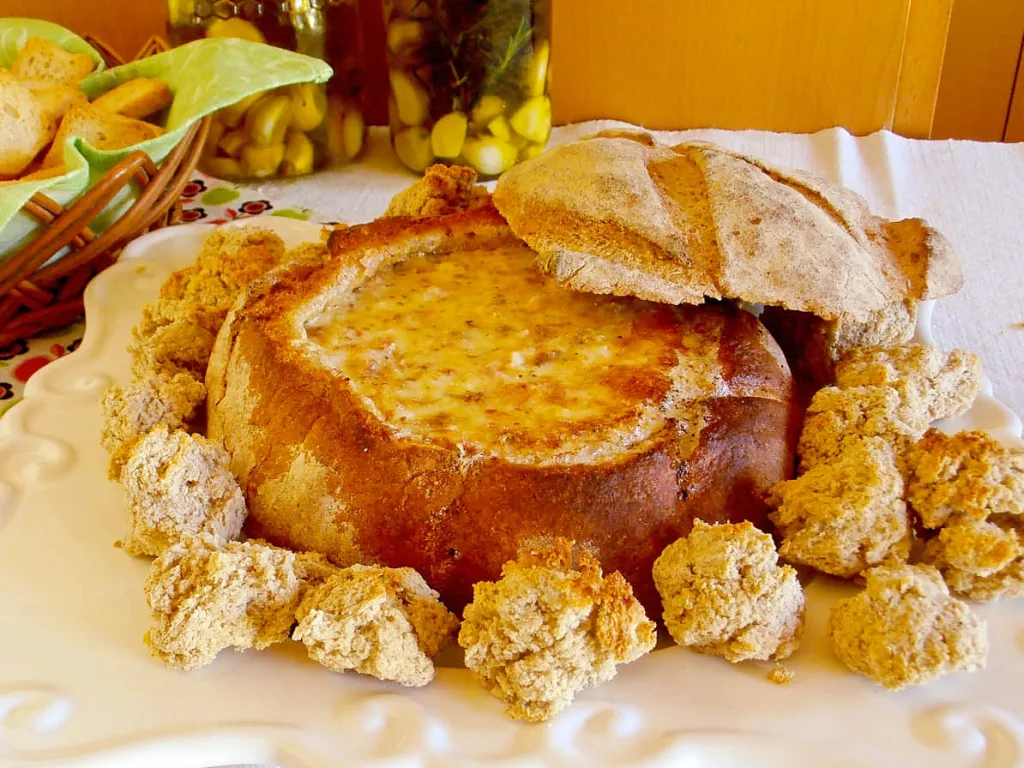 Broa recheada com queijo e chouriço