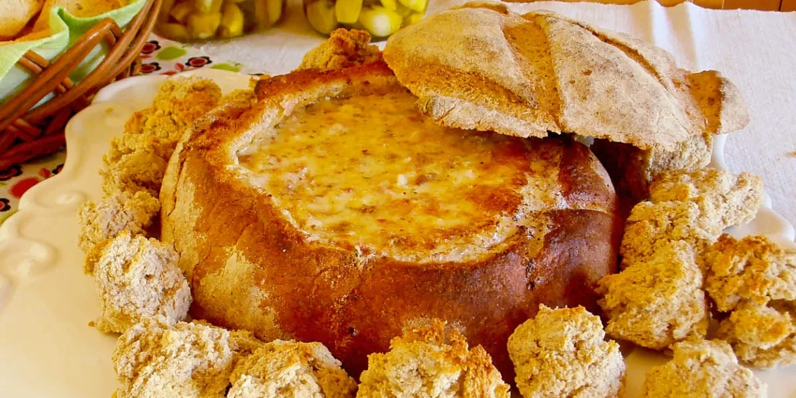 Broa recheada com queijo e chouriço