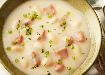Sopa de feijão branco cremosa