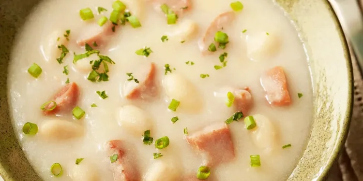 Sopa de feijão branco cremosa