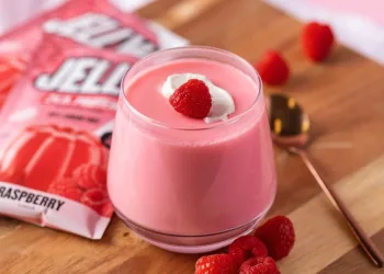 Sobremesa fresca de gelatina com iogurte