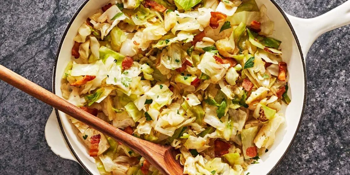 Couve lombarda salteada com chouriço e bacon