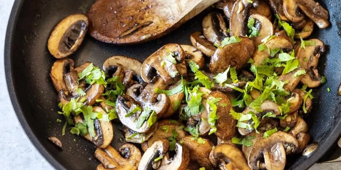 Cogumelos com coentros