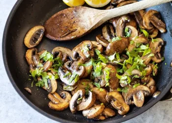 Cogumelos com coentros