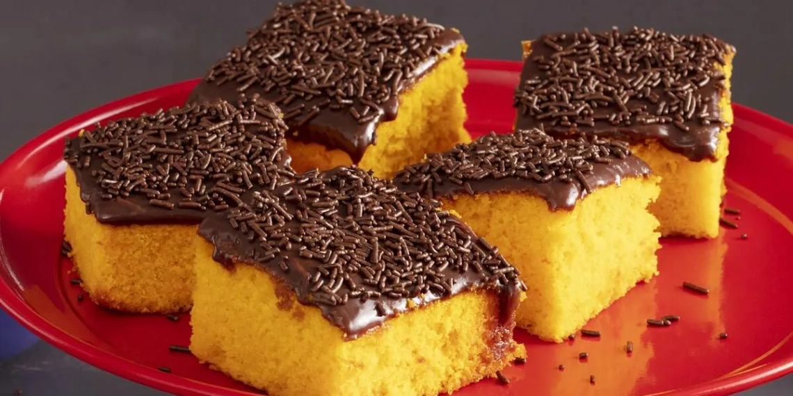 Bolo de cenoura com cobertura de chocolate