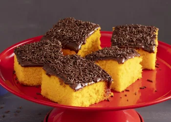 Bolo de cenoura com cobertura de chocolate